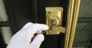 空き家はなぜ空き巣に狙われるのか？防犯対策と安全維持マニュアル