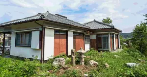 空き家の管理責任からは相続放棄でも逃れられない!放置リスクも解説